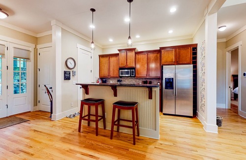 Big Canoe Casa | Charming mountain cottage close to golf & lakes with 2 fireplaces, decks