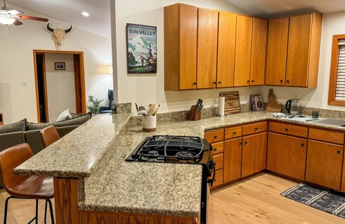 Hailey Casa | Charming Mountain Getaway in Heart of Hailey + Gorgeous Yard & Hot Tub!