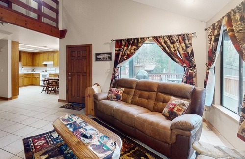 Yosemite Forks Cabina | Charming mountain retreat with wraparound deck, wood stove, & washer/dryer