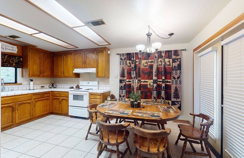 Yosemite Forks Cabina | Charming mountain retreat with wraparound deck, wood stove, & washer/dryer