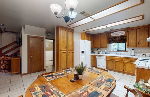 Yosemite Forks Cabina | Charming mountain retreat with wraparound deck, wood stove, & washer/dryer