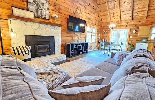 Pine Mountain Cabina | Charming Mountain Ridge View Cozy Cabin near FDR State Park and Callaway Gardens