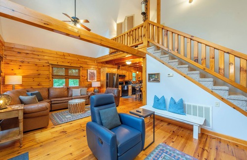 Burnsville Cabina | Charming Mtn Cabin, Hot Tub+Fire Pit, Grill, 5 Min to Town, WiFi, Pet friendly!