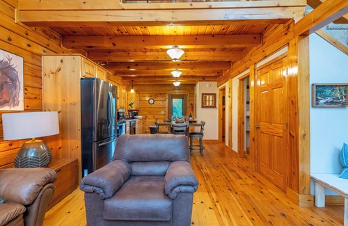 Burnsville Cabina | Charming Mtn Cabin, Hot Tub+Fire Pit, Grill, 5 Min to Town, WiFi, Pet friendly!