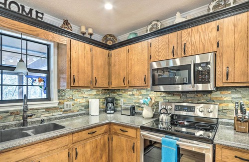 Murphy Casa | Charming Murphy Escape w/ Fire Pit & Hot Tub!