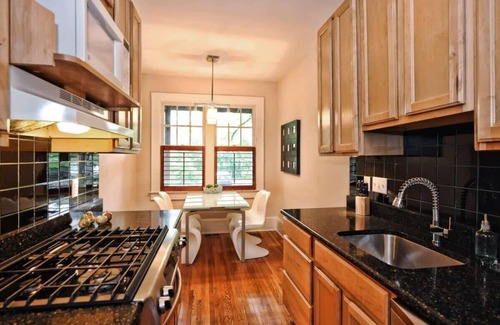 Cherry Condominio | 500 Queens #3: Stylish 2BR w/ Patio in Myers Park