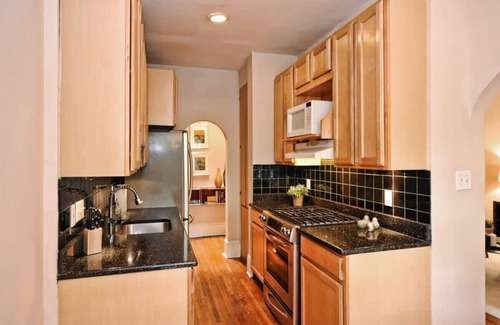 Cherry Condominio | 500 Queens #3: Stylish 2BR w/ Patio in Myers Park