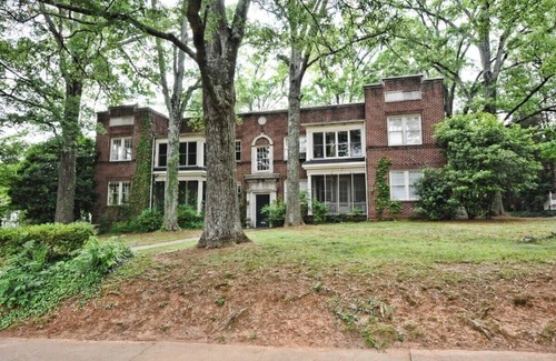 Cherry Condominio | 500 Queens #3: Stylish 2BR w/ Patio in Myers Park