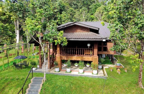 Kampung Besar Cabaña | Charming Nature Kampung Home for Family Getaways