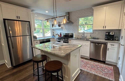 Marietta Cabaña | Charming, newly constructed, carriage house located in Marietta Square.
