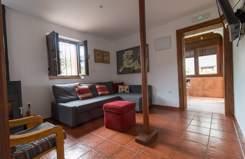Peruyes Cabaña | Encantadora casa rural recién renovada con amplio terreno de uso exclusivo