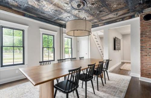 Saratoga Springs Casa | Charming Newly Renovated House Next Door to Track