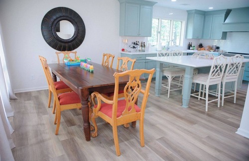 Northport Casa | Charming, newly remodeled, 4-bedroom lake front house with WiFi in Northport