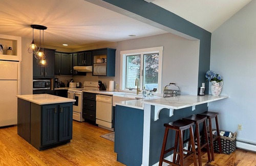 Mid-Coast and Islands Casa | Charming, Newly Renovated Harpswell Coastal Farmhouse- 4 comfortable Bedrooms, 2.5 Bath. Ocean v...