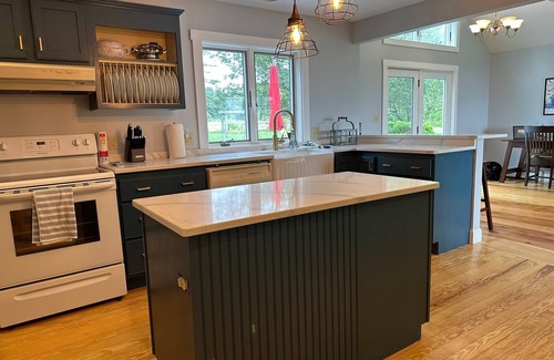Mid-Coast and Islands Casa | Charming, Newly Renovated Harpswell Coastal Farmhouse- 4 comfortable Bedrooms, 2.5 Bath. Ocean v...