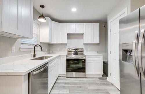 Brenham Casa | Charming, Newly Renovated 3-bedroom house minutes away from Downtown Brenham