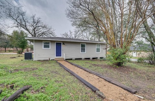 Brenham Casa | Charming, Newly Renovated 3-bedroom house minutes away from Downtown Brenham