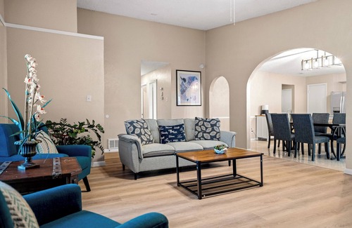 Garland Casa | Charming newly upgrade 4-bedroom house in Garland, king beds, near highway
