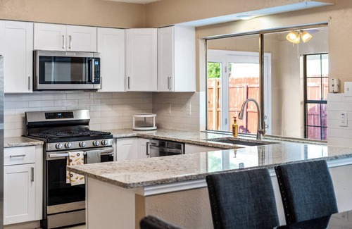 Garland Casa | Charming newly upgrade 4-bedroom house in Garland, king beds, near highway