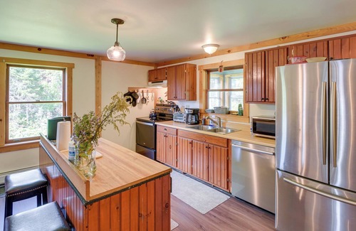 Newport Cabina | Charming Newport Cabin on 35 Acres!