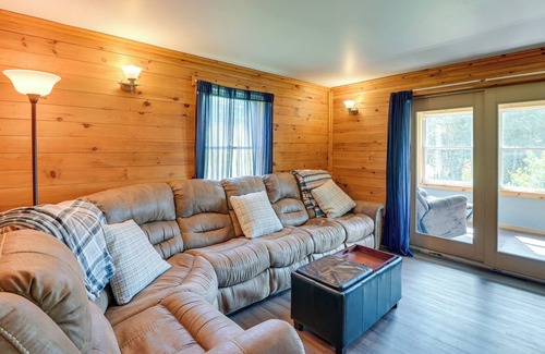 Newport Cabina | Charming Newport Cabin on 35 Acres!