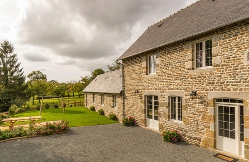 Montaigu-les-Bois Cabaña | Casa independiente con piscina privada, jardín, y encanto rural en Normandía