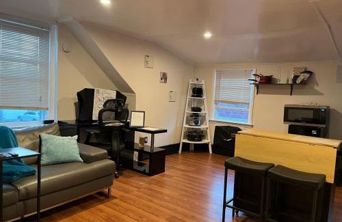 Elmont Apartamento | Charming NYC apt near UBS and Belmont Park Village