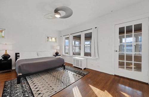 Oak Park Casa | Charming Oak Park 4BD 3,5BA and 2 Private Parking home