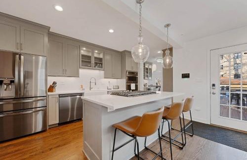 Oak Park Casa | Charming Oak Park 4BD 3,5BA and 2 Private Parking home