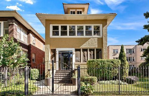 Oak Park Casa | Charming Oak Park 4BD 3,5BA and 2 Private Parking home