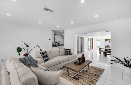 Garden Isles Casa | Charming Oasis 2BR Home with Pool, 8-mins to Ocean