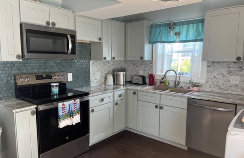 Fairhaven Cabaña | Charming ocean view cottage with AC in Fairhaven - 2 bedrooms available