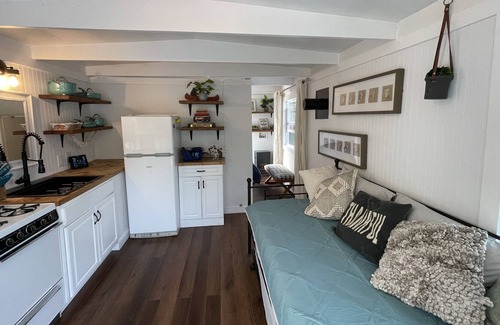 Fontana Dam Alquiler De Eote | Charming off-grid Floating Cabin / Houseboat on Lake Fontana