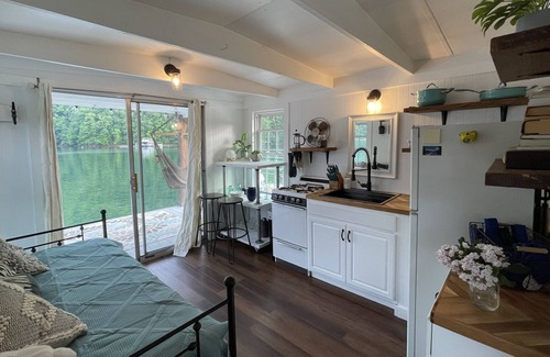 Fontana Dam Alquiler De Eote | Charming off-grid Floating Cabin / Houseboat on Lake Fontana