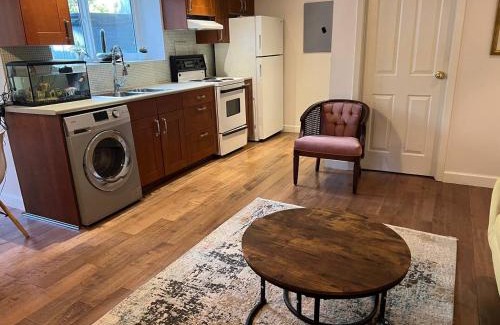 District of North Vancouver Casa | Charming one bedroom suit