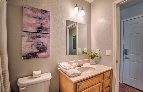 West Plains Casa | Charming One-Level Home w/ Deck, Walk to Dtwn