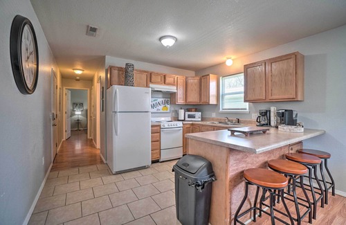 West Plains Casa | Charming One-Level Home w/ Deck, Walk to Dtwn