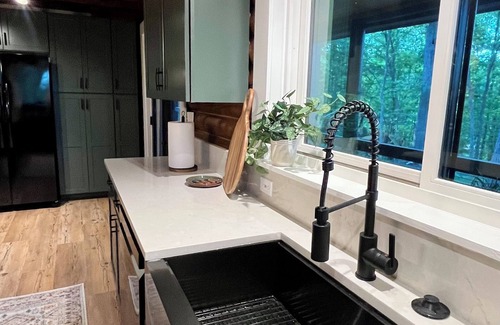 Bowling Green Cabina | Charming One-Of-A-Kind Log Cabin with Space for Everyone!
