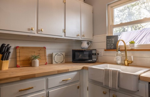 St. Charles Casa | Charming open 4bd and screen-in porch! Sleeps 10!