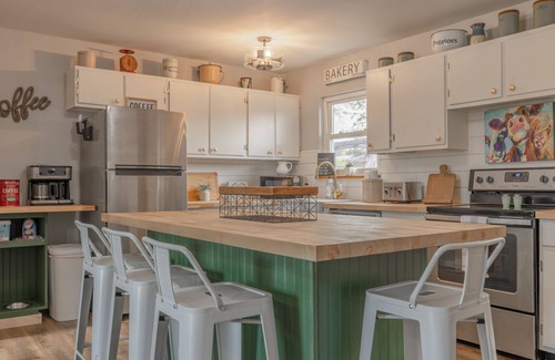 St. Charles Casa | Charming open 4bd and screen-in porch! Sleeps 10!