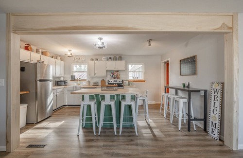 St. Charles Casa | Charming open 4bd and screen-in porch! Sleeps 10!