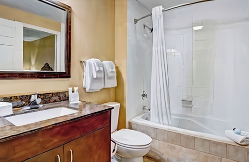 West Kissimmee Complejo | Charming Orlando resort with pools, outdoor fun, dining & recreation pavilion.