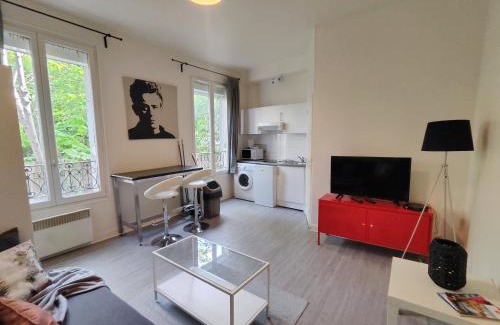 Louis Bertrand-Mirabeau-Semard Apartamento | Charming Parisian studio!