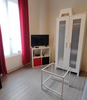 Louis Bertrand-Mirabeau-Semard Apartamento | Charming Parisian studio!