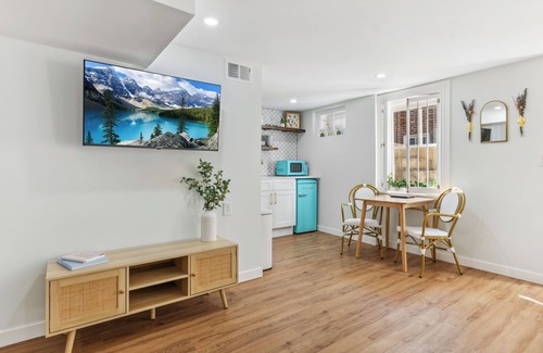 Alamo Placita Apartamento | Charming Parisian studio in Denver, Colorado