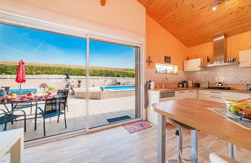 Verteuil-dAgenais Chalet De Esquí | bonito chalet combina la paz y la tranquilidad con piscina privada