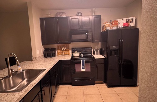 Balm Casa | Charming & Peaceful 3-Bedroom Townhome with Lakeview & Amenities