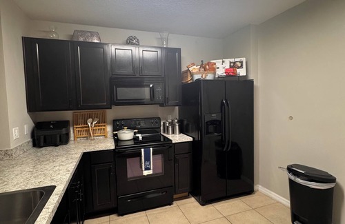 Balm Casa | Charming & Peaceful 3-Bedroom Townhome with Lakeview & Amenities