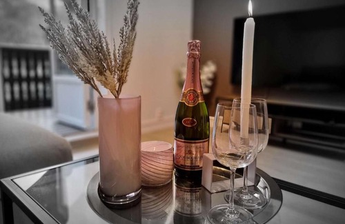 Stavanger Apartamento | Charming Penthouse Near City Center, 2-BR, King Bed,