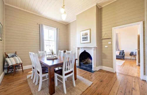 Dubbo Casa | Charming Period Home - Walk to CBD, Pet Friendly
